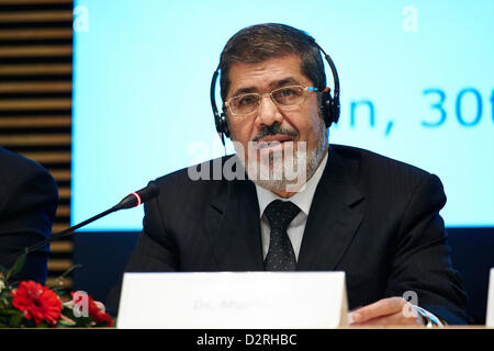 Berlin, 30 janvier 2013. Au cours de la visite du Président égyptien Mohammed Morsi a lieu la conférence de la Commission mixte économique German-Egyptian au Ministère fédéral de l'économie et de la Technologie (BMWi) à Berlin. La session est dirigée par le ministre fédéral M. Philipp Rösler, et le Ministre égyptien de l'Industrie et du Commerce, Hatem Saleh. Foto : Mohammed Morsi représenté à la conférence de la Commission mixte économique German-Egyptian Banque D'Images