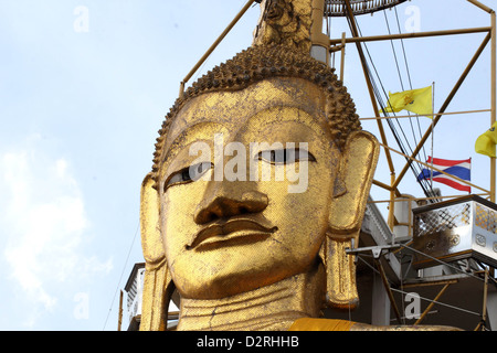 32 mètres de haut au Wat Intharawihan bouddha d'or, Bangkok, Thaïlande Banque D'Images