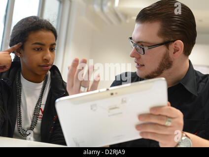 Enseignant en salle Benjamin Seelisch élève assiste à la Sarah 7b grade de la nouvelle école secondaire de Rüsselsheim comment gérer un tablet PC à Rüsselsheim, Allemagne, 30 janvier 2013. Et tablettes Internet Tablet PC au lieu de la craie et l'éponge : dans les écoles de plus en plus d'appareils électroniques avec accès à Internet sont de plus en plus utilisés en classe. Dans le cadre d'un projet journée, les étudiants essaient d'utiliser les nouveaux appareils dans la salle de classe. Photo : Arne Dedert Banque D'Images