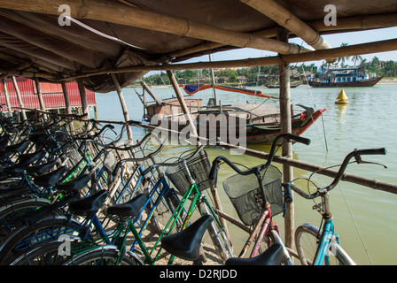 Parking vélos dans le Delta du Mékong, Vietnam Banque D'Images