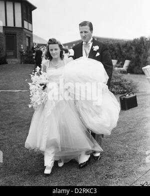 M. et Mme Henry Ford II à leur mariage, Southampton, New York, juillet 13,1940 par Bert Morgan Banque D'Images