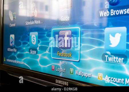 Close-up de Facebook pour Samsung TV, Internet c'est facile de rester connecté et partager des informations avec vos amis à partir de votre téléviseur. Banque D'Images