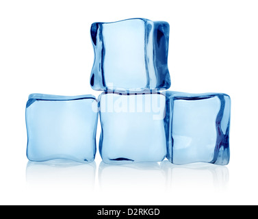 Des cubes de glace isolé sur fond blanc Banque D'Images