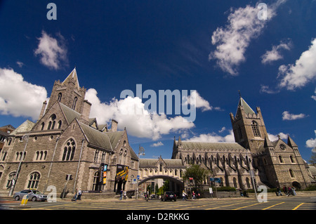 Vue extérieure horizontale de la cathédrale Christ Church à Dublin sur une journée ensoleillée. Banque D'Images