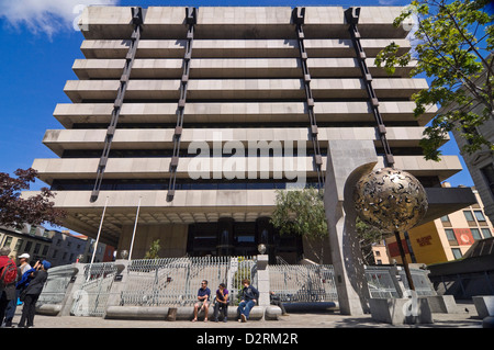 Vue horizontale de la Banque centrale d'Irlande et de la sculpture de l'arbre d'or à Dublin sur une journée ensoleillée. Banque D'Images