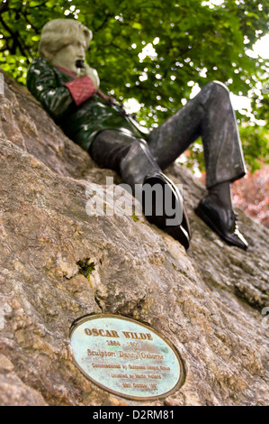 Vue verticale de la statue couchée d'Oscar Wilde à Dublin. Banque D'Images