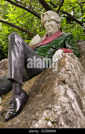 Vue verticale de la statue couchée d'Oscar Wilde à Dublin. Banque D'Images