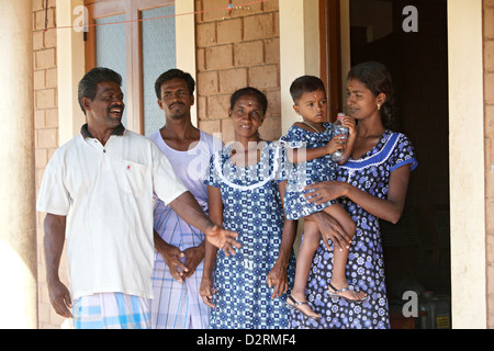 Puliyampathai, Sri Lanka, une famille avant leur maison nouvellement construite Banque D'Images