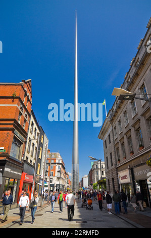 Paysage vertical de Henry Street, l'artère principale par Dublin, et le Spire de Dublin sur une journée ensoleillée. Banque D'Images