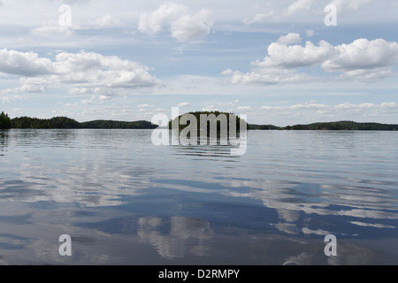 Réflexions dans le lac Haukivesi, Parc National de Linnansaari, Finlande Banque D'Images