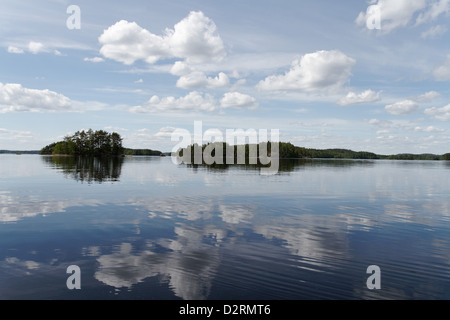 Réflexions dans le lac Haukivesi, Parc National de Linnansaari, Finlande Banque D'Images