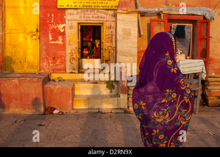 Femme portant un sari, Varanasi, Inde Banque D'Images