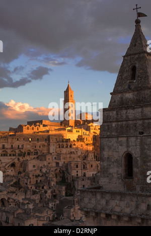 Coucher du soleil sur les vieilles pierres des maisons dans la rue de Matera, Basilicate, Italie Banque D'Images