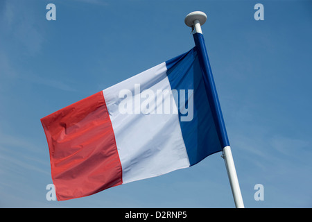 DRAPEAU NATIONAL FRANÇAIS FLOTTANT SUR LE MÂT DU DRAPEAU Banque D'Images