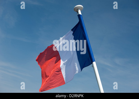 DRAPEAU NATIONAL FRANÇAIS FLOTTANT SUR LE MÂT DU DRAPEAU Banque D'Images