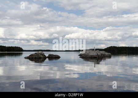 Réflexions dans le lac Haukivesi, Parc National de Linnansaari, Finlande Banque D'Images