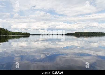 Réflexions dans le lac Haukivesi, Parc National de Linnansaari, Finlande Banque D'Images