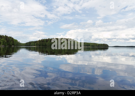 Réflexions dans le lac Haukivesi, Parc National de Linnansaari, Finlande Banque D'Images