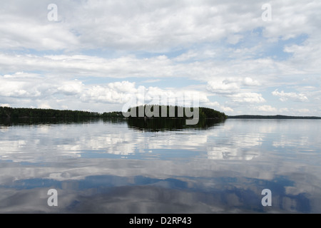 Réflexions dans le lac Haukivesi, Parc National de Linnansaari, Finlande Banque D'Images