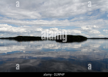 Réflexions dans le lac Haukivesi, Parc National de Linnansaari, Finlande Banque D'Images