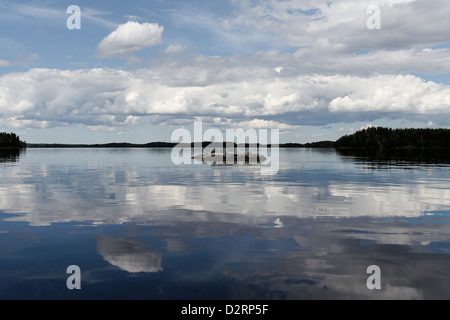 Réflexions dans le lac Haukivesi, Parc National de Linnansaari, Finlande Banque D'Images