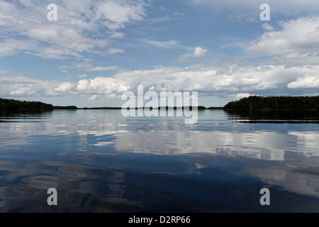 Réflexions dans le lac Haukivesi, Parc National de Linnansaari, Finlande Banque D'Images