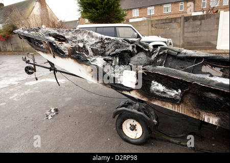 Bateau de Moteur hors-bord Fire Burnt Out Arson Banque D'Images