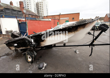 Bateau de Moteur hors-bord Fire Burnt Out Arson Banque D'Images