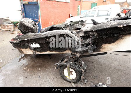 Bateau de Moteur hors-bord Fire Burnt Out Arson Banque D'Images