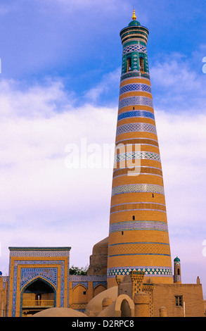 Vue sur le Mausolée et Pahlavon-Maxmud Islom-Xo le minaret d'ja Madrasah dans la vieille ville de Khiva Ouzbékistan Banque D'Images