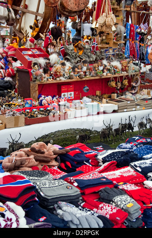 Tricots traditionnels norvégiens et souvenirs en vente sur un marché en plein air dans la région de Bergen, Norvège Banque D'Images