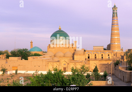 Ichon-Qala. Vue sur la coupole du mausolée et Pahlavon-Maxmud Islom-Xo le minaret d'ja Madrasah dans la vieille ville Khi Banque D'Images