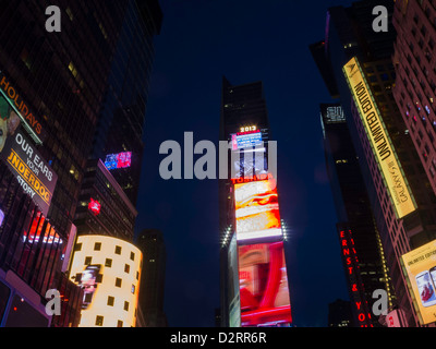 Times Square la nuit, NYC Banque D'Images