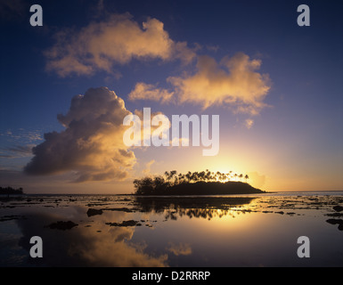 Les Îles Cook, Rarotonga, lever du soleil à Muri Lagoon avec vue du Motu Taakoka Banque D'Images