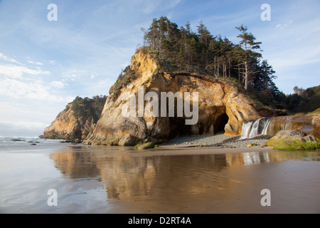 Ou, côte de l'Oregon, parc d'état de Hug Point, grottes marines et cascade de Hug Point Banque D'Images