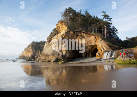 Ou, côte de l'Oregon, parc d'état de Hug Point, grottes marines et cascade de Hug Point Banque D'Images