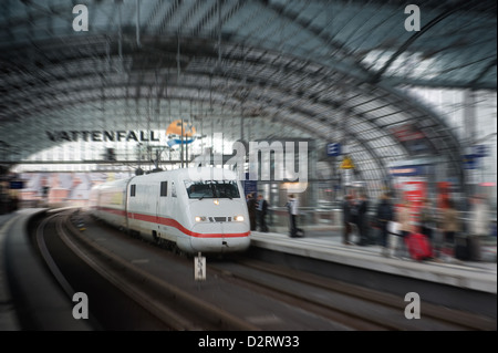 Berlin, Allemagne, un train de glace tire dans la Berlin Hauptbahnhof Banque D'Images