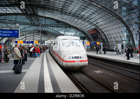 Berlin, Allemagne, un train de glace tire dans la Berlin Hauptbahnhof Banque D'Images