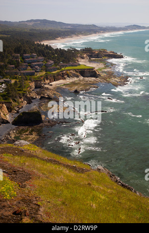 Ou, Cape Foulweather, vue sur la plage et l'Otter Rock Banque D'Images