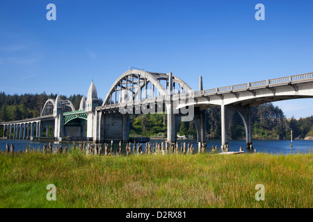 Ou, Florence, pont de la rivière Siuslaw, construite en 1936, sur l'autoroute 101 Banque D'Images