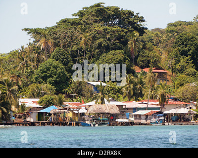 Ancienne Banque, village de Bastimentos island avec une végétation luxuriante, l'archipel de Bocas del Toro, Panama, la mer des Caraïbes Banque D'Images