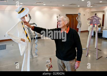 3/1/12 - Le sculpteur William King ajuste l'une de ses sculptures à Riverhead, NY Banque D'Images