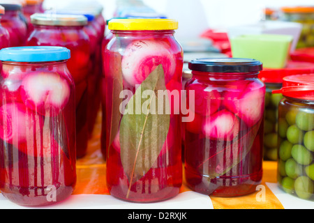 Méditerranée oignons marinés dans du vinaigre rouge des pots de verre, de la nourriture en traditionnel Banque D'Images