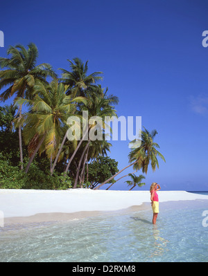 Jeune femme sur la plage tropicale, l'île de Kuda Bandos, Kaafu Atoll, République des Maldives Banque D'Images