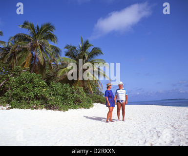 Vieux couple on beach, l'Île aux Cerfs, Île Flacq District, République de Maurice Banque D'Images