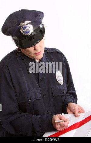Une femme agent de sécurité avec une bande rouge sur la paperasse Banque D'Images