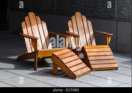 Vue d'été de chaises Adirondack dans le patio, Aleyaska Resort & Ski Area, Aleyaska, Alaska, USA Banque D'Images