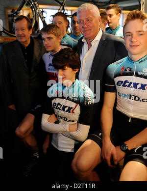 Prague, République tchèque. 31 janvier 2013. Président de Bessel Kok OPQS (à gauche), directeur général d'OPQS Patrick Lefevere et la patineuse de vitesse tchèque Martina Sablikova (vers le bas) sont vus à une conférence de presse pour présenter une nouvelle équipe cycliste continental-Etixx IHNED et introduire la gestion et de l'équipe partenaire Omega Pharma-Quick-étape. Bessel Kok, Patrick Lefevere et Martina Sablikova sont vus à Prague, en République tchèque, le 31 janvier 2013. (Photo/CTK Michal Krumphanzl/Alamy Live News) Banque D'Images