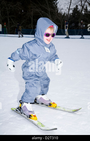Enthousiaste et heureux jeune fille / enfant / enfant / bébé / / l'apprenant débutant apprend à ski / ski alpin sur pente pépinière, France. Banque D'Images
