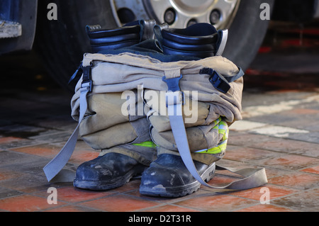 Bottes de pompiers et plus à côté d'un camion à incendie pantalon Banque D'Images